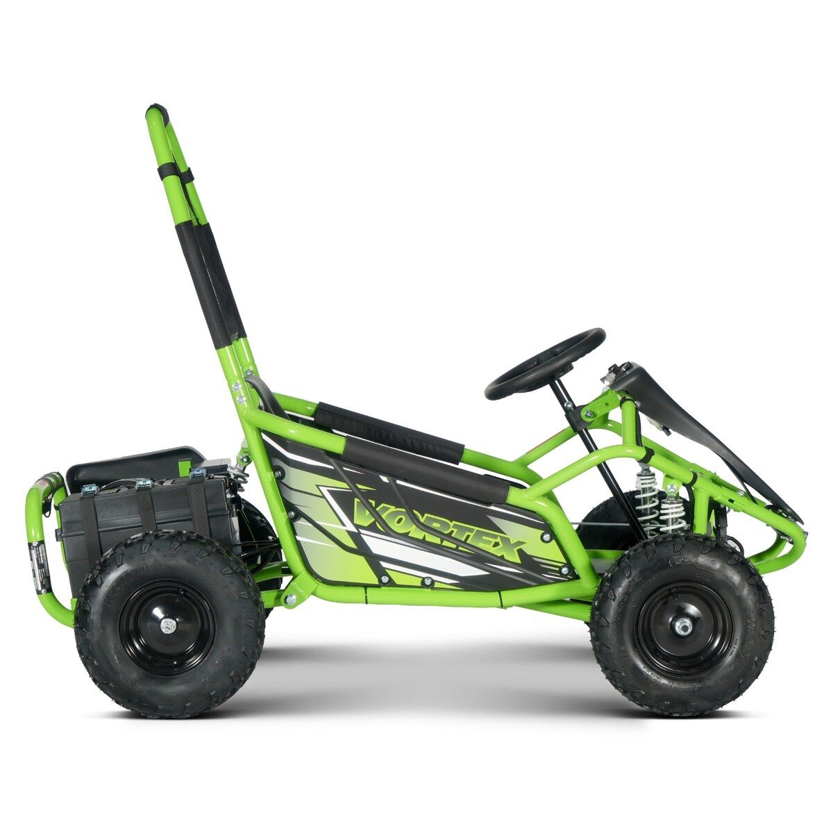 Zelený elektrický dětský gokart VORTEX, boční pohled na bílém pozadí. Zelený rám, černé čalounění, volant a terénní pneumatiky. Bateriový box vzadu, nápis VORTEX, odpružení vpředu i vzadu, ochranný oblouk.