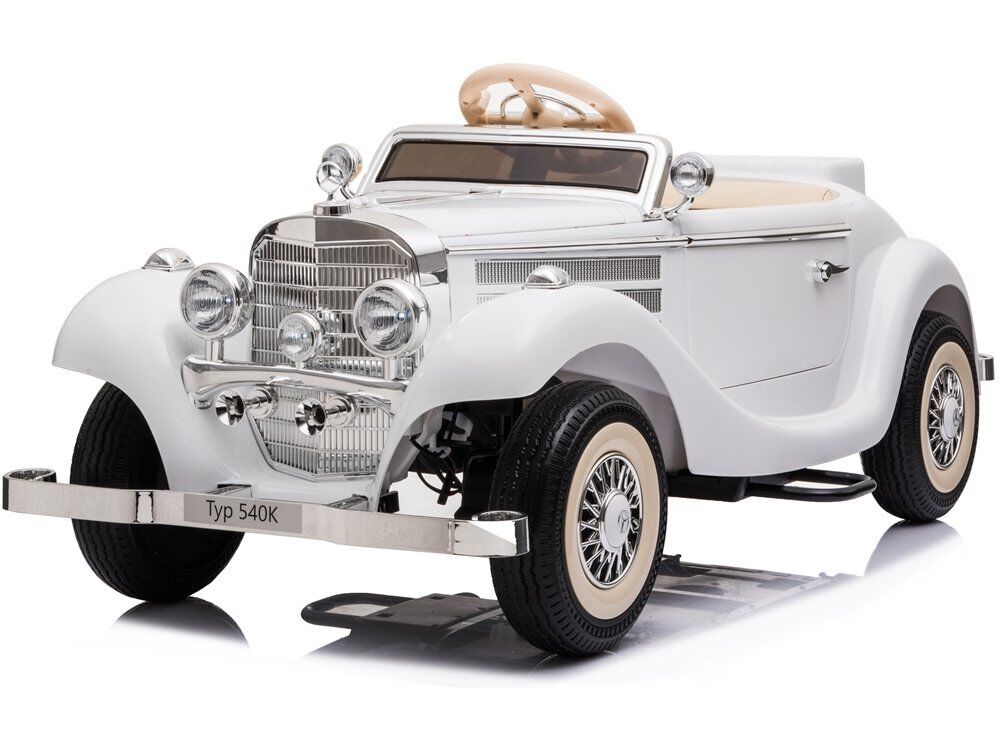 Weißes Kinderfahrzeug im Oldtimer-Stil (Mercedes-Benz 540K) mit offenem Verdeck auf hellem Untergrund. Chrom-Kühlergrill, runde Scheinwerfer, glänzende Stoßstangen. Schwarze Räder mit cremefarbenen Felgen. Beige Innenraum.