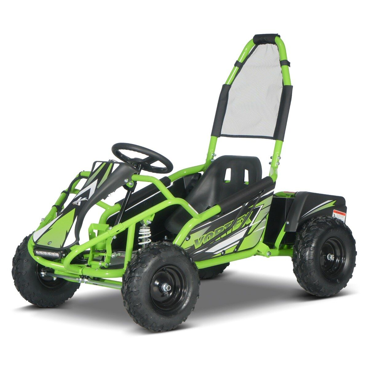 Zeleno-černý elektrický dětský motokárový buggy VORTEX, pohled zepředu zprava. Robustní rám, velké terénní pneumatiky s výrazným dezénem, černé sedadlo, volant a vysoký ochranný oblouk se síťkou. Sportovní vozidlo s napětím 48 V a odpružením.