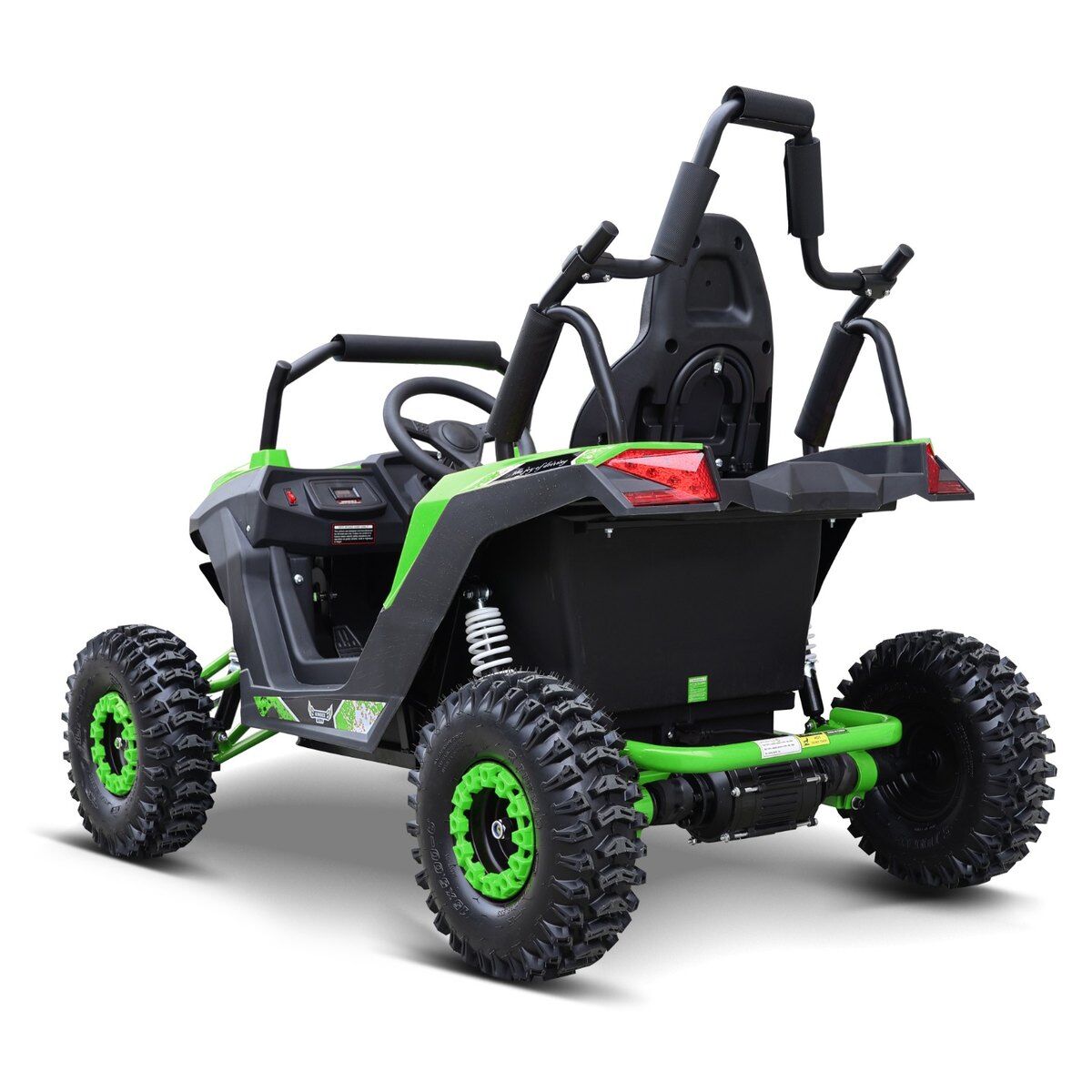 Zeleno-černý elektrický dětský Jeep, pohled zezadu zprava, s velkými terénními pneumatikami s výrazným dezénem a zelenými ráfky. Robustní vozidlo s ochranným obloukem, polstrovanými madly, červenými zadními světly a 48V pohonem. RENEGADE.
