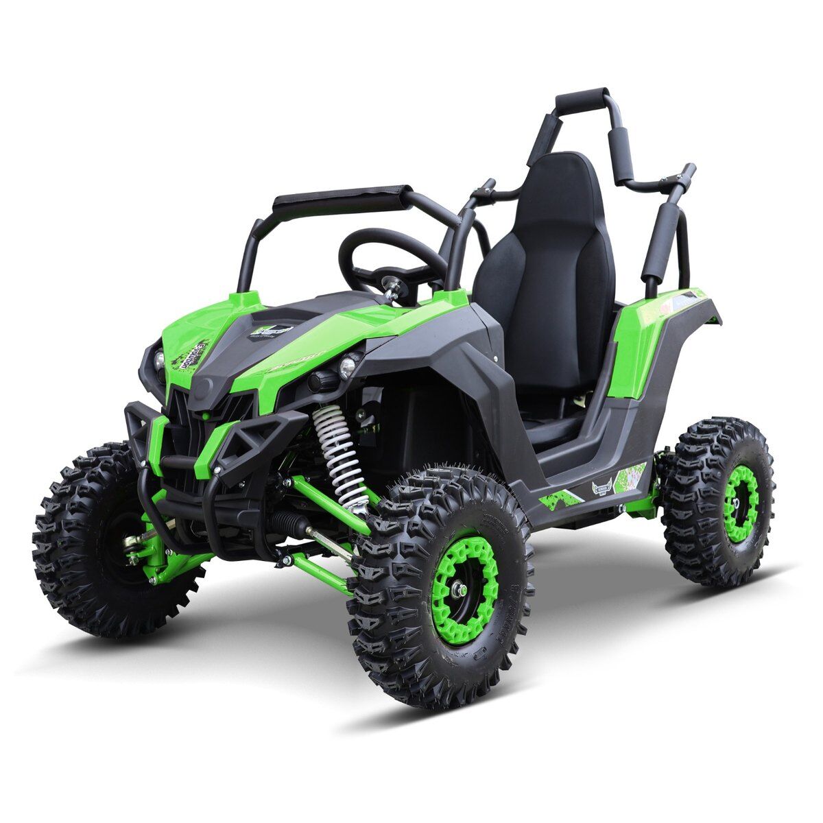 Zeleno-černý elektrický dětský Jeep v terénním stylu: velké terénní pneumatiky se zelenými ráfky, robustní odpružení a ochranný rám. Černé sedadlo a volant, přední část s světlomety a mřížkou chladiče.
