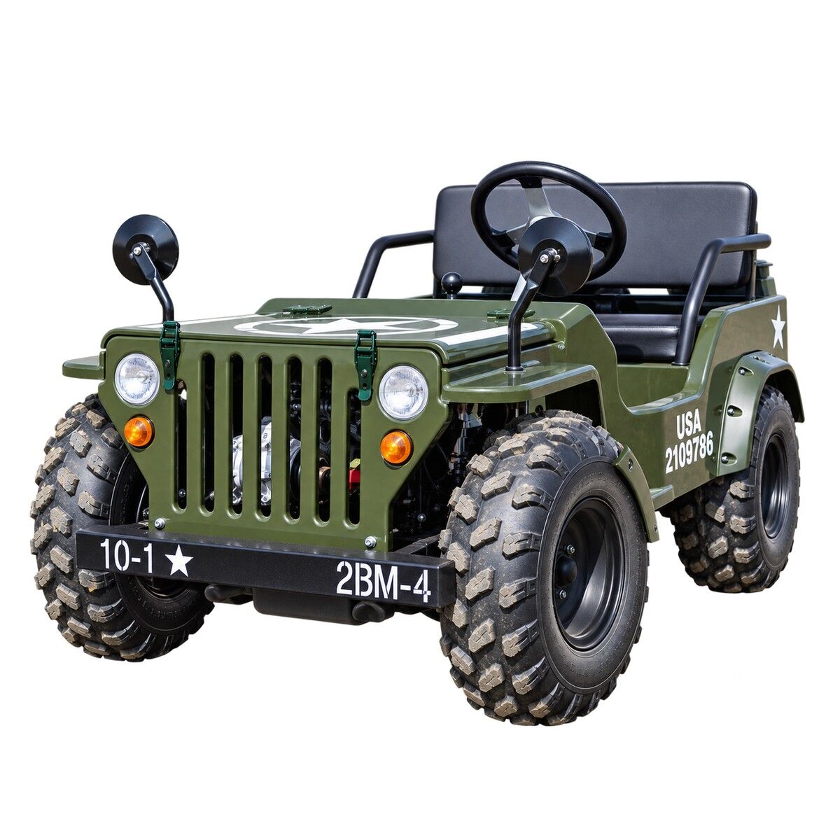 HILLBIL ký Mini Willys Jeep v vojenské zelené barvě pro offroadová dobrodružství. Výrazné kulaté světlomety, robustní terénní pneumatiky a černá lavice. Bílé označení americké armády na kapotě, boku a nárazníku.