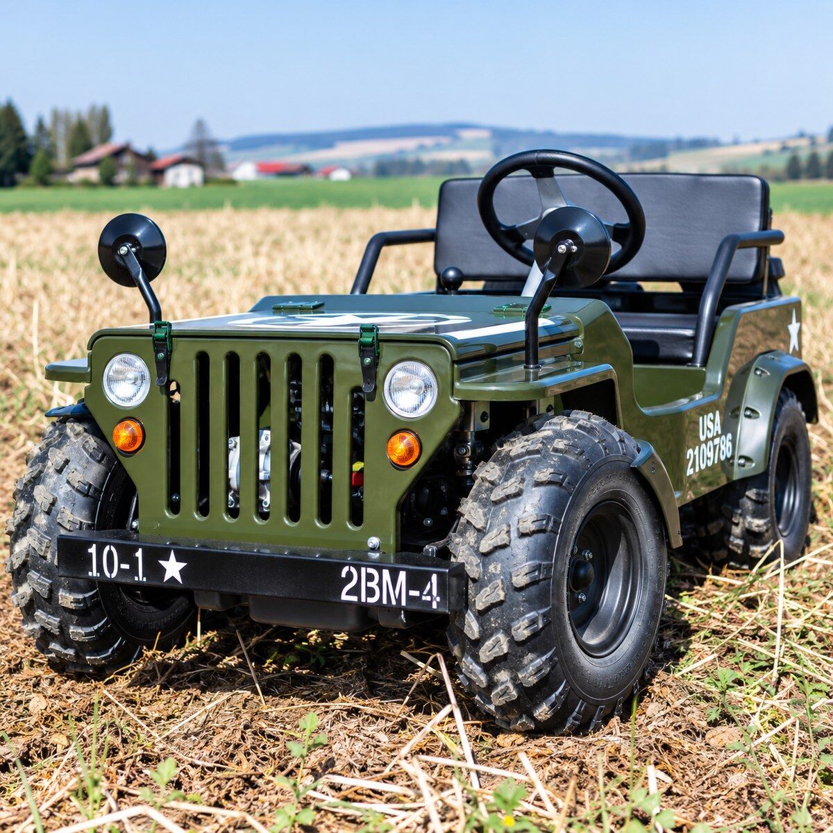 Olivově zelený terénní mini Willys Jeep značky „ HILLBIL “ na suchém poli, v klasickém stylu vojenského džípu. Svislá mřížka chladiče, kulaté světlomety, velké terénní pneumatiky, vojenské označení. Strana: „USA 2109786“, nárazník: „10-1 ★ 2BM-4“.