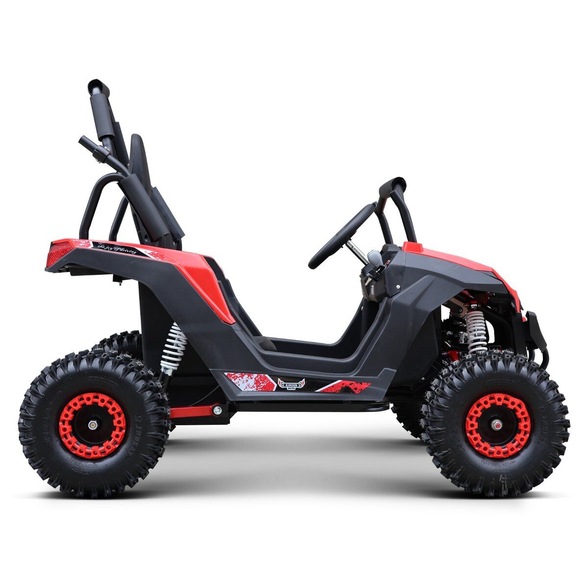 Červený a černý dětský elektrický Jeep RENEGADE z boku na bílém pozadí. Robustní vůz s profilovanými terénními pneumatikami a červenými ráfky. Bílý podvozek, černý volant, zadní oblouk; bílé dekory.
