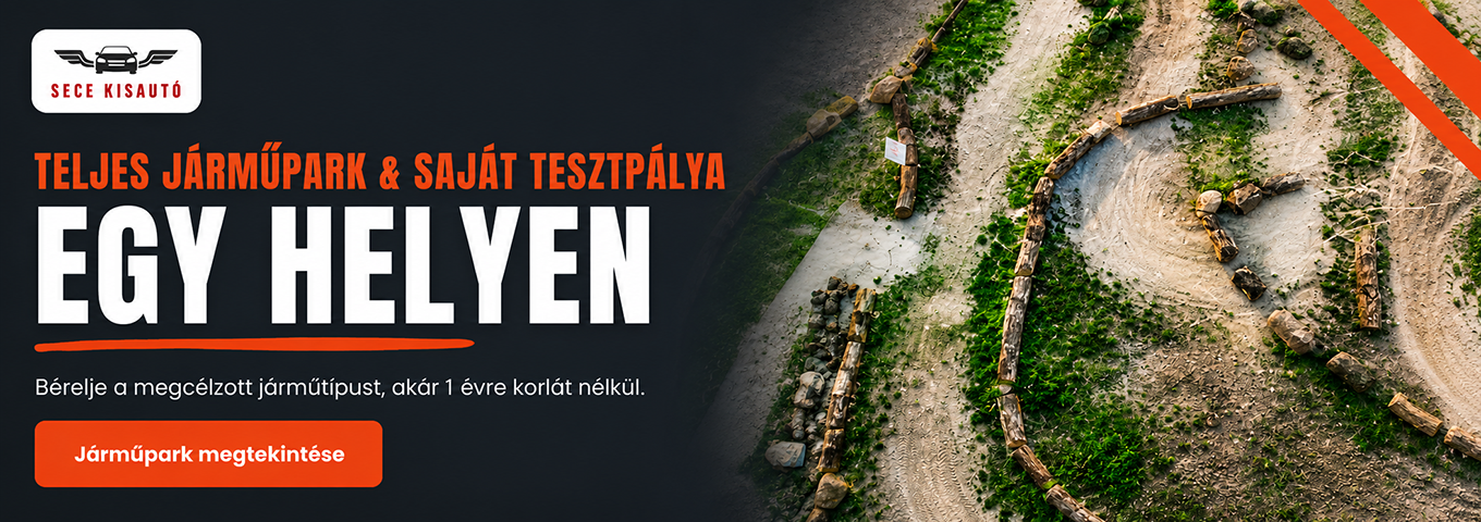 Reklámbanner: bal oldalon a „SECE KISAUTÓ” logó szárnyas autóval és a „TELJES JÁRMŰPARK & SAJÁT TESTPÁLYA EGY HELYEN” felirattal. Jobb oldalon egy terepjáró tesztpálya légi felvétele, homokkal, fűvel, fatörzsekkel és kőakadályokkal.