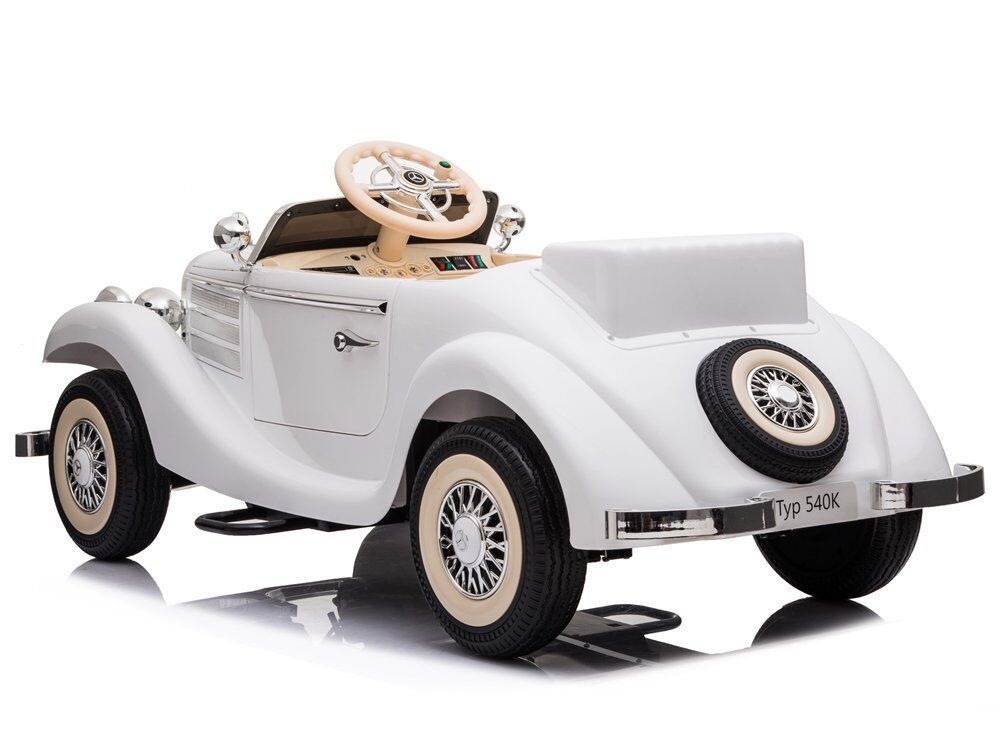Weißes Kinder-Oldtimerauto (Typ 540K), hinten rechts, mit Chromstoßstangen, Ersatzrad und cremefarbenen Felgen. Auf spiegelndem Untergrund.