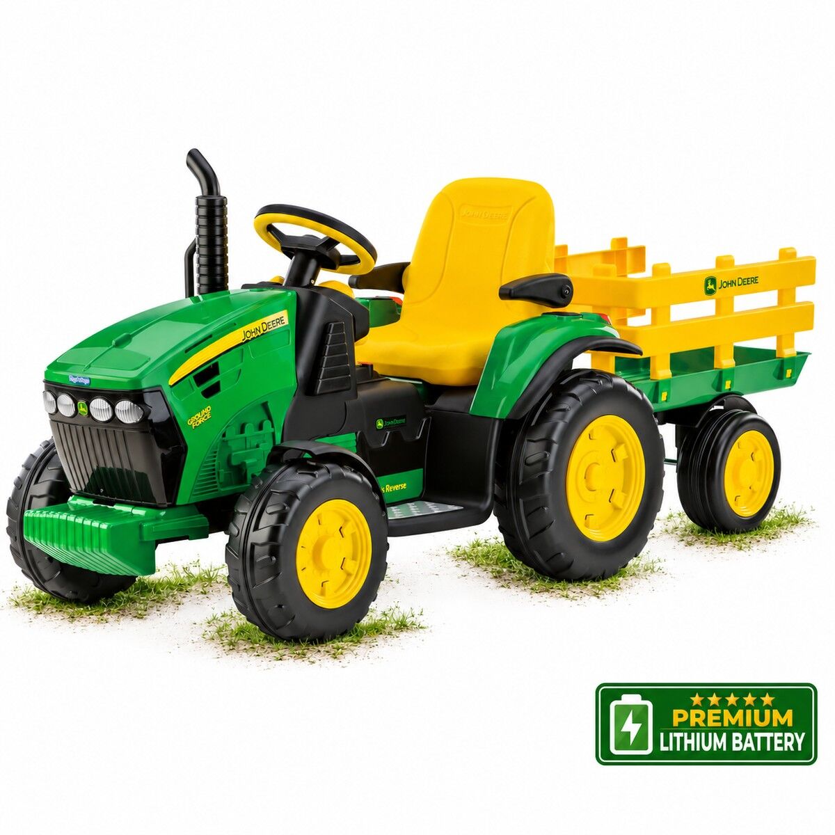 Grün-gelber John Deere Elektro-Kindertraktor mit Anhänger, spielbereit. Detailreich mit gelber Kabine, schwarzen Profilreifen, gelben Felgen und John Deere Logo auf Motorhaube und Anhänger. Premium Lithium-Batterie-Kennzeichnung sichtbar.