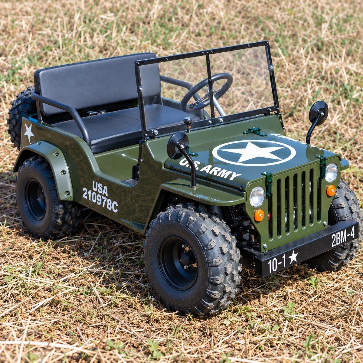 Zelený terénní model Mini Willys Jeep značky „ HILLBIL “ v vojenském provedení s velkými terénními pneumatikami. Kapota s bílou hvězdou a nápisem „U.S. ARMY“, na boku „USA 210978C“. Černá lavice, volant, rezervní kolo vzadu. Stojí na suché trávě.